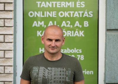 Oktató az iskola autójával